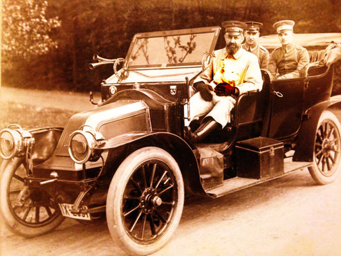 Dr. Bunsmann am Steuer seines Autos