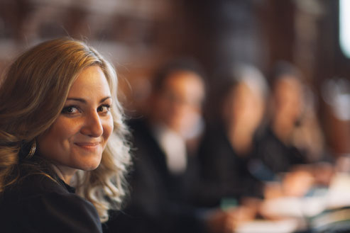 Eine freundliche Justizfachangestellte im Gerichtssaal.