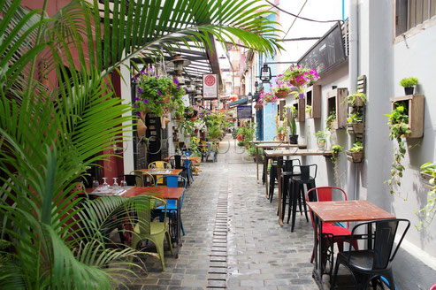 Des restaurants dans une ruelle pavée étroite du quartier du Vieux Marché à Siem Reap