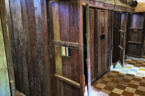 Une salle de classe transformée en cellule au musée du Tuol Seng à Phnom Penh