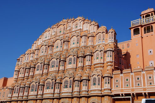 la façade du Palais de vents à Jaipur avec ses nombreuses claustras