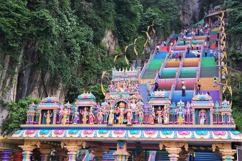 L'entrée des grottes de Batu est très colorée avec ses statues et ses marches peintes