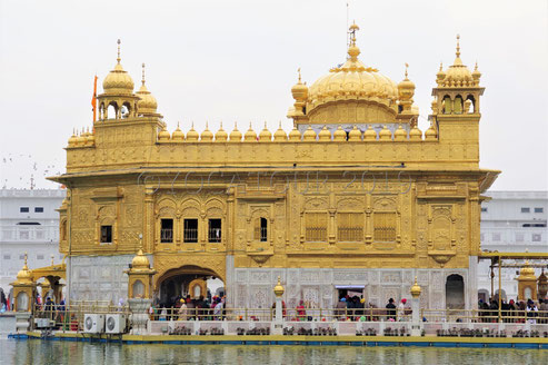Le temple d'Amritsar vue depuis la coursive de marbre blanc