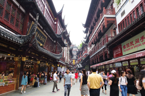 Nombreux passants dans une ruelle commerçante de l'Ancienne Concession française à Shanghai