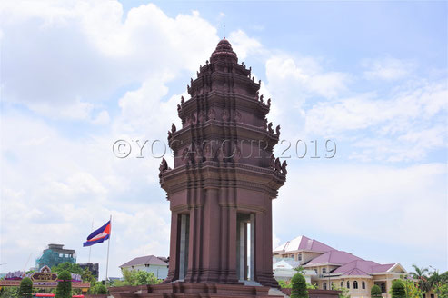 Vue de profil du Monument de l'Indépendance à Phnom Penh