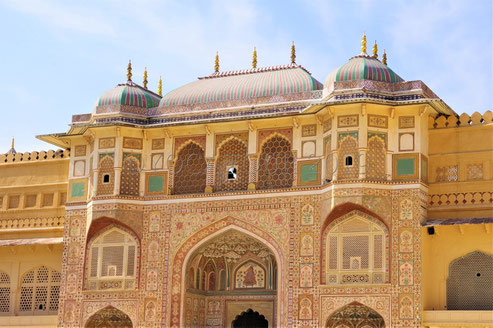 L'entrée principale du City Palace à Jaipur est magnifique, jaune et richement décorée