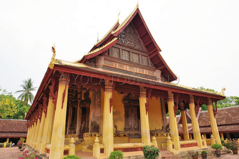 Le temple du Wat Sisakhet à Vientiane est jaune et ses coursives sont rouges 