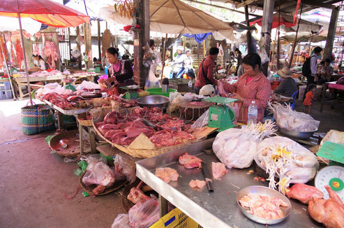 Des femmes vendent de la viande rouge sur le marché de Siem Reap