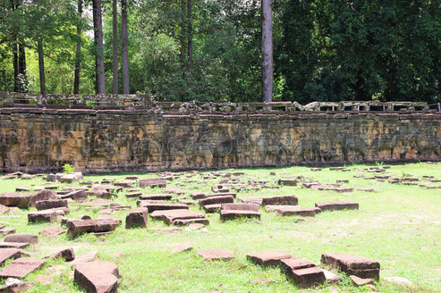 Vue de face de la terrasse des éléphants dans le site d'Angkor