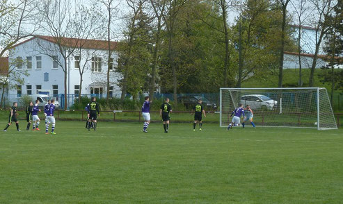 Robin Frisch (li.) erzielte in der 4. Nachspielminute das späte Siegtor