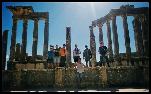 Viajeros en Dougga