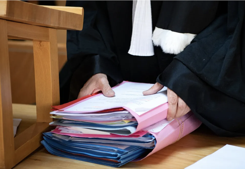 Avocat avec ses dossiers devant le Tribunal