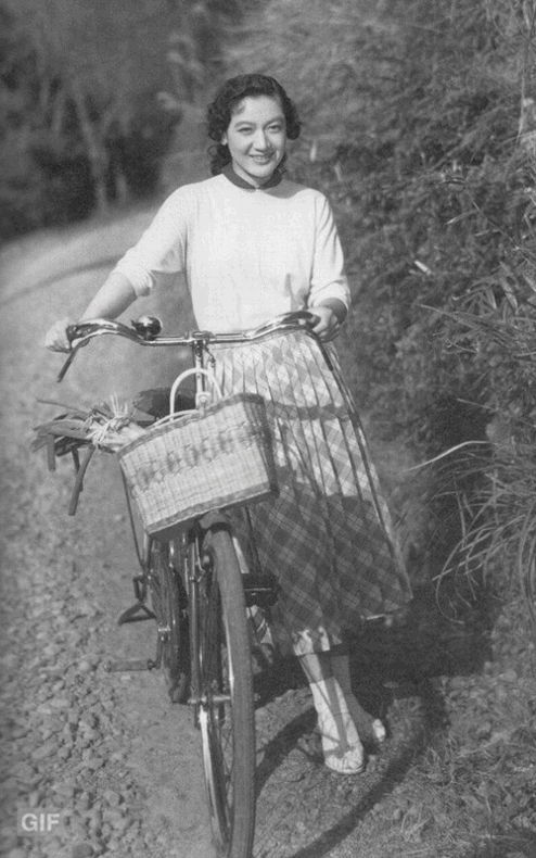 修復・色再現 作業例GIFアニメ　 原節子さん『山の音』ロケ中のショット