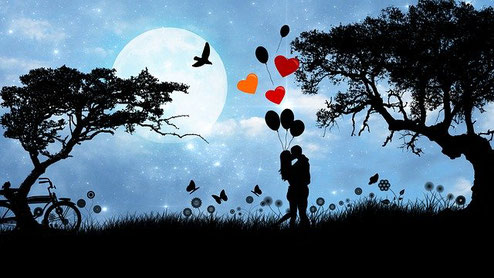 Un couple dont on ne distingue que l'ombre s'embrasse en pleine nature. C'est la luit. Des ballons de baudruche en forme de coeur sont au-dessus d'eux.