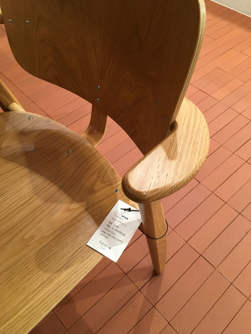 ひじ掛けだけなのに、じゅうぶんくつろげる設計の名作椅子。実際座ってみて「ほんとうだ」と思いました。