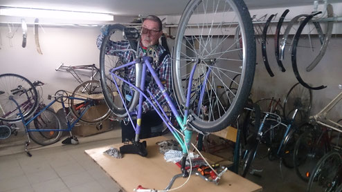 Helmut bei der Fahrradreparatur.