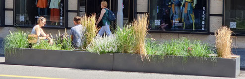 Parklet mit großem Pflanzbehälter in der Berliner Friedrichstraße