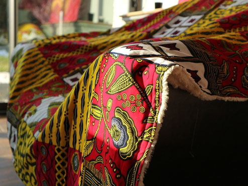 Plaid en wax ou en Bogolan fait a la main; plaid chaud; plaid coloré: couverture originale