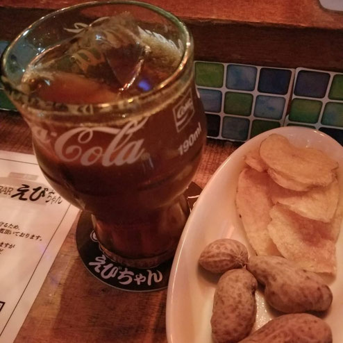 屋台：えびちゃん、料理：コーラ瓶のグラス