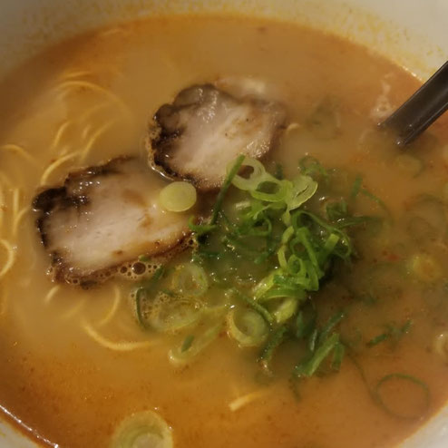 屋台：ナカナカナカ、料理：ラーメンの赤