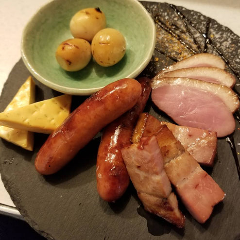 屋台：けいじ、料理：自家製燻製盛合せ