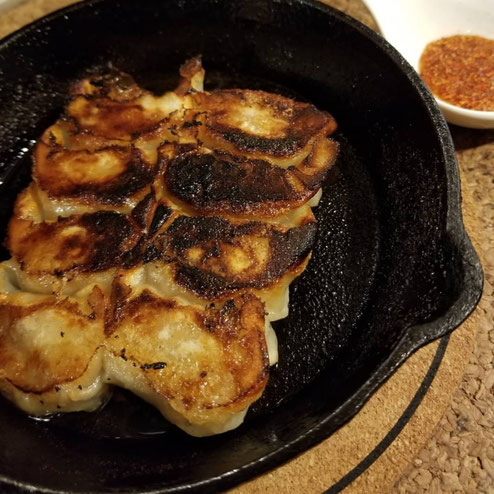 屋台：ナカナカナカ、料理：鉄鍋餃子