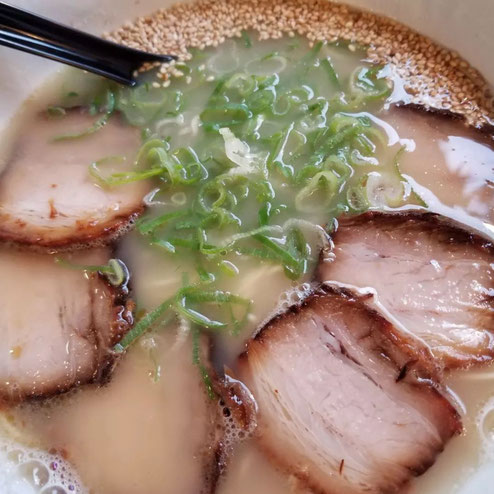 屋台：ナカナカナカ、料理：ラーメン(白)+肉盛り