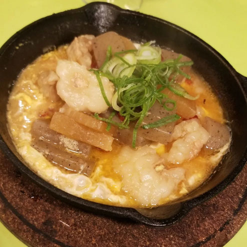 屋台：ナカナカナカ、料理：もつ煮込みのたまごとじ