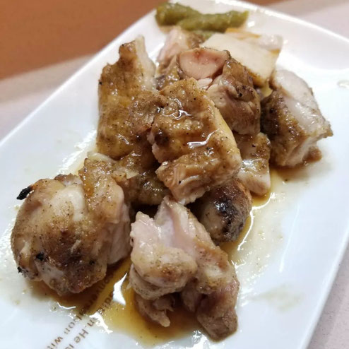  屋台：ひょうたん、料理：華味鳥のモモ焼き
