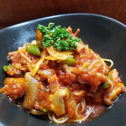 屋台：ウールーユイット_Heureux8、料理：パスタのトマトソース