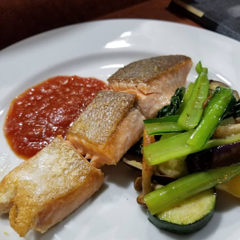 屋台：ウールーユイット_Heureux8、料理：サーモンのソテー