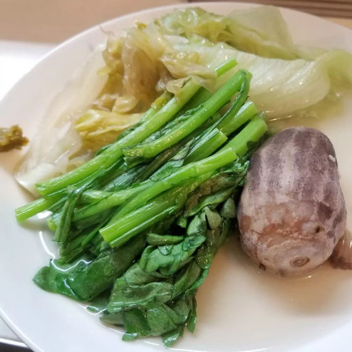 屋台：さよ子、料理：おでん(里芋、春菊、レタス)