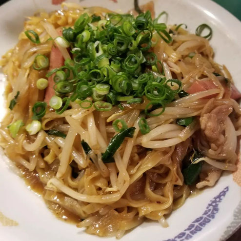 屋台：ちょうちん、料理：焼きラーメン？、ソバ？