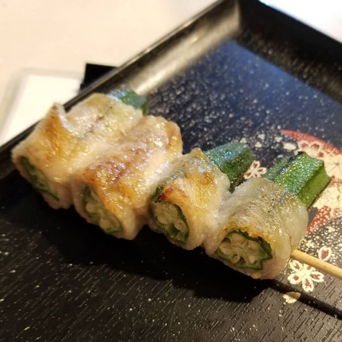 屋台：うまっつら、料理：オクラ巻き
