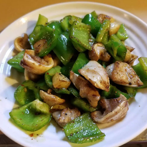 屋台：まるよし、料理：やみつきなんこつピーマン