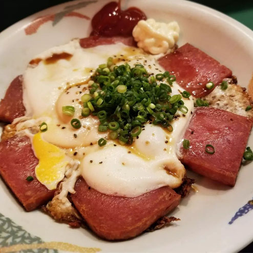 屋台：ちょうちん、料理：ポーク玉子(目玉焼きで)