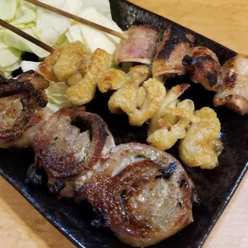 屋台：ぴょん吉、料理：軟骨、鳥皮、豚バラしそ巻き