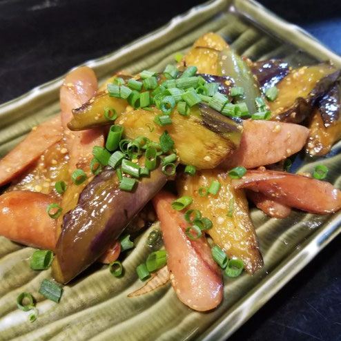 屋台：鬼多郎　天神店、料理：ナスとウインナーの粒マスタード炒め