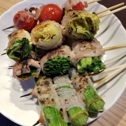 屋台：KUROチャン、料理：野菜の肉巻き