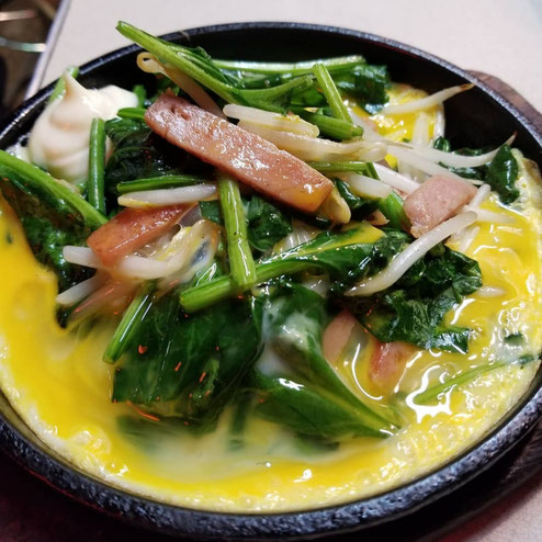 屋台：河ちゃん、料理：スパムホ―レン草