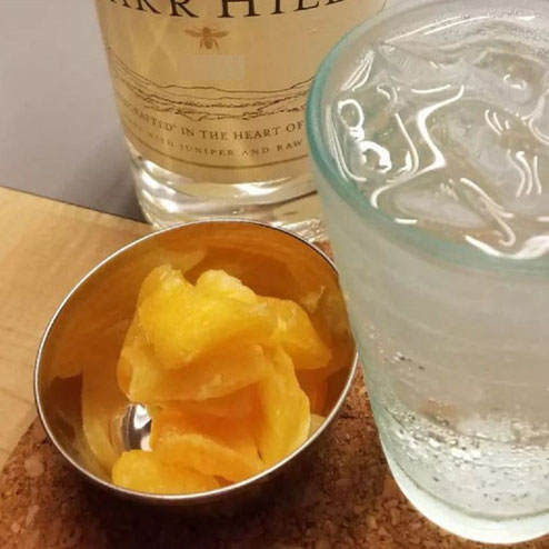 屋台：megane coffee & spirits、料理：ドライパイナップル