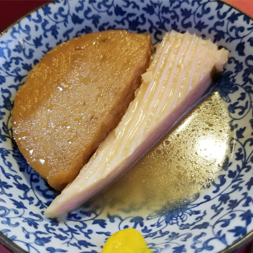 屋台：小金ちゃん、料理：おでん(かまぼこ、イワシの天ぷら)