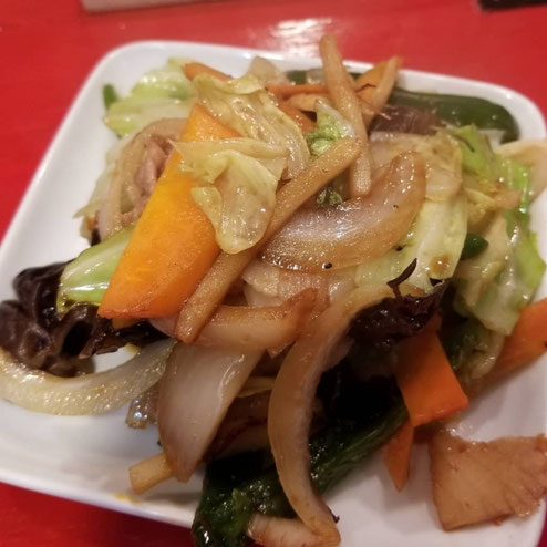 屋台：あつまれ！ケンイチの森、料理：色どり野菜のシャキシャキ炒め
