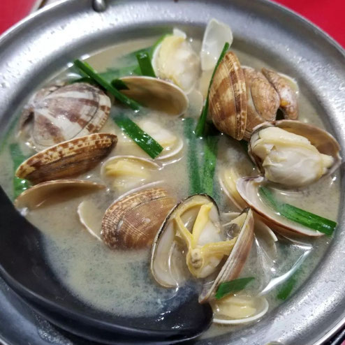 屋台：丸十、料理：アサリの博多蒸し