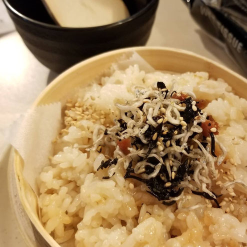 屋台：HEROs屋台 蒸上Jojo、料理：梅じゃこひじきの蒸し飯