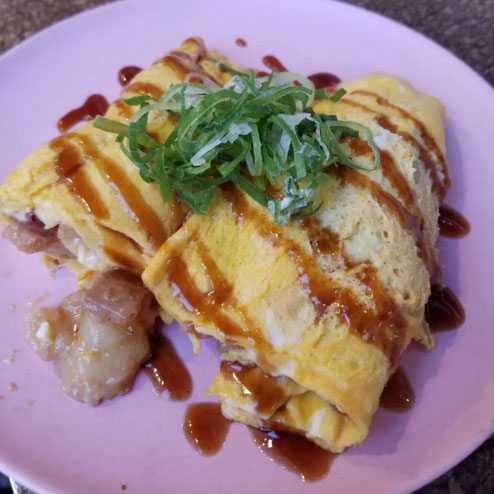 屋台：ナカナカナカ、料理：モツを卵で包んでみました