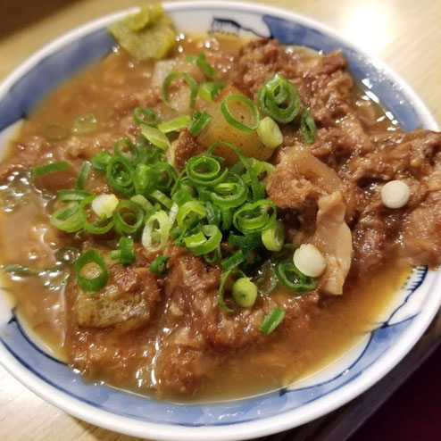 屋台：与作、料理：牛煮込み