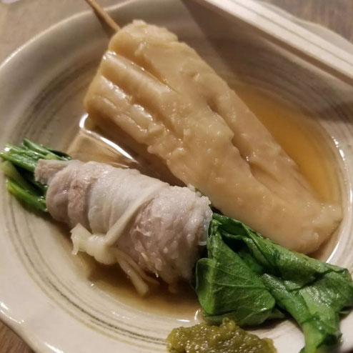 屋台：あごだし亭きさいち、料理：豚バラ巻おでん　春菊、ちくわぶ