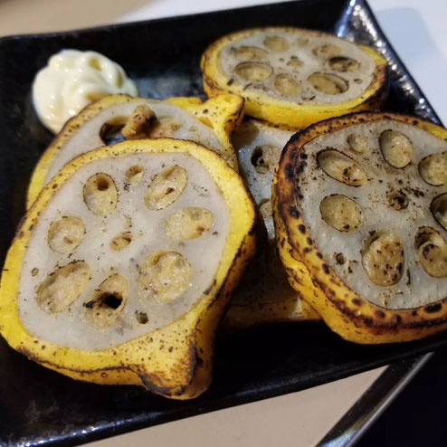 屋台：うまっつら、料理：炙り辛子蓮根