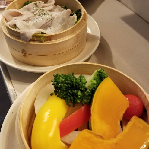 屋台：HEROs屋台 蒸上Jojo、料理：温野菜と豚肉のせいろ蒸し